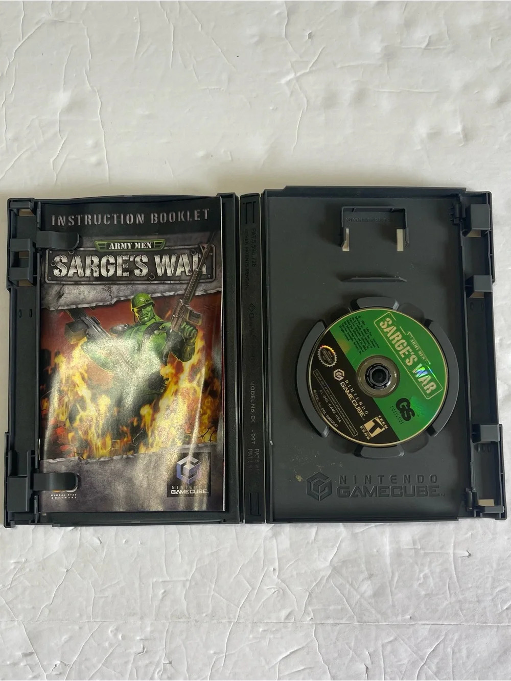 2004 Nintendo GameCube Army Men Sarges War Game Complete w Game Book Y2K *WORKS*